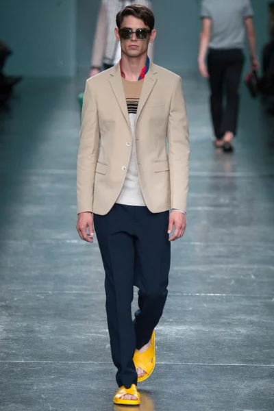 Look 16